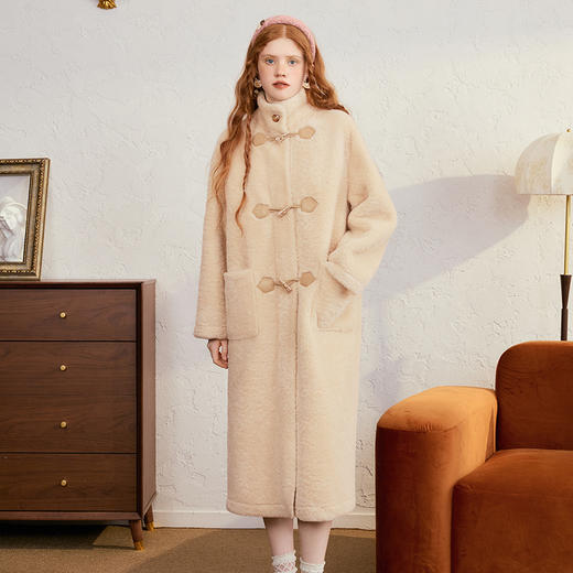 两三事 慕斯假日 2024冬季新款休闲牛角扣羊羔绒外套女中长款 商品图3