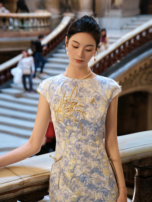 东方境X郭培| 金色兰花刺绣提花旗袍 商品图2