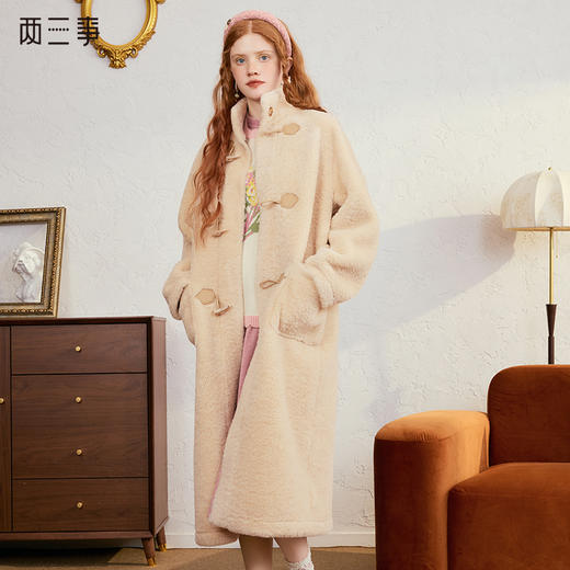 两三事 慕斯假日 2024冬季新款休闲牛角扣羊羔绒外套女中长款 商品图0