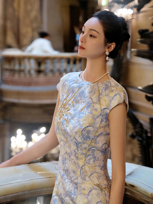 东方境X郭培| 金色兰花刺绣提花旗袍 商品图5