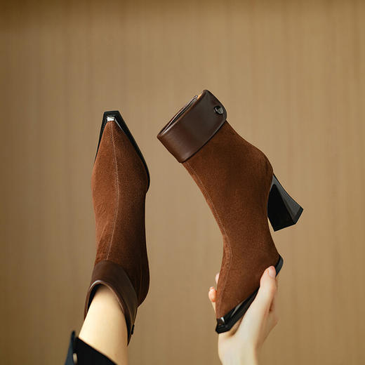 【预售5天】羊翻皮复古风高跟短靴，气质尖头拼接粗跟短筒拼色女靴DB&M6036 商品图1