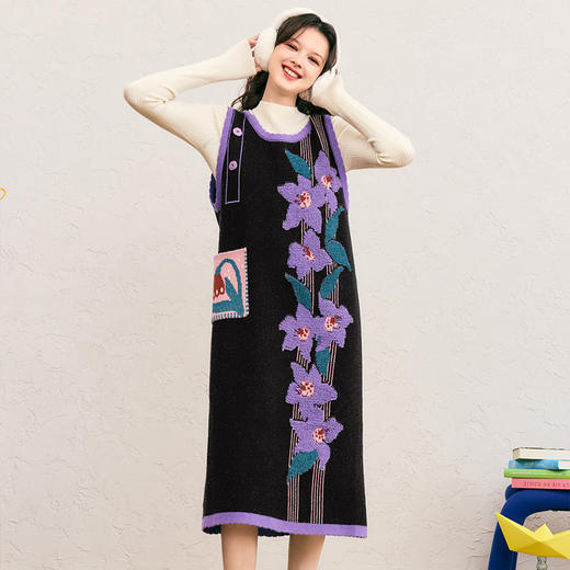 两三事 紫馨精灵 2024冬季新款复古花卉图案毛巾绣毛衣裙连衣裙 商品图3