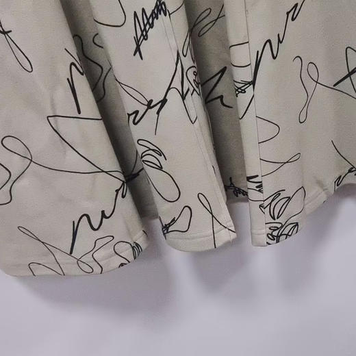 VIVIAN LIU Y2257403秋女装新款方V领宽松长袖印花针织连衣裙 商品图3