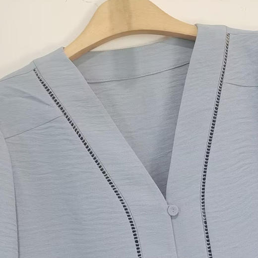 VIVIAN LIU薇薇安刘R2423006春女装新款时尚V领大袖口上衣 商品图2