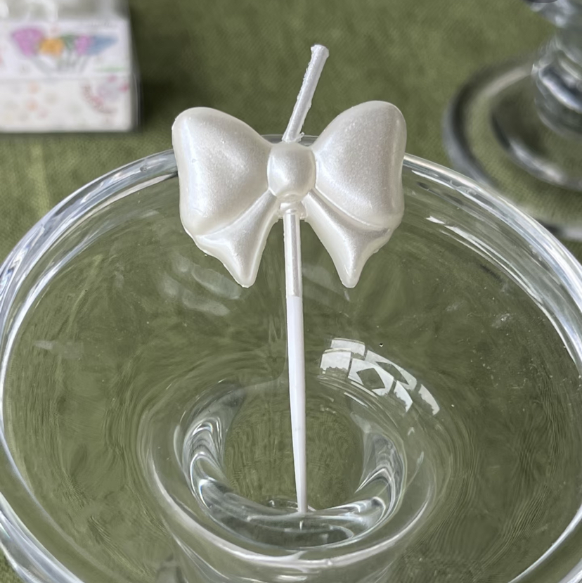 白色蝴蝶结蜡烛