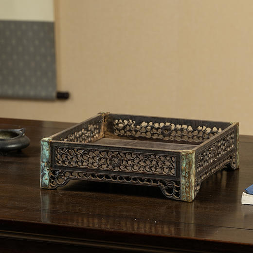 清 红木透雕卷草花卉纹呈盘 商品图4