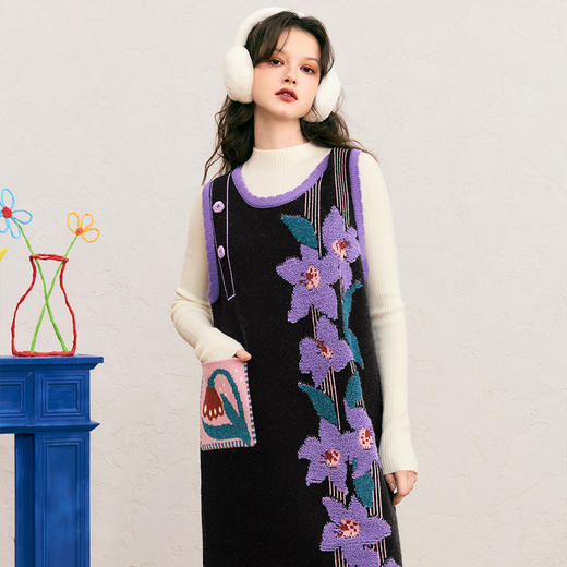 两三事 紫馨精灵 2024冬季新款复古花卉图案毛巾绣毛衣裙连衣裙 商品图1