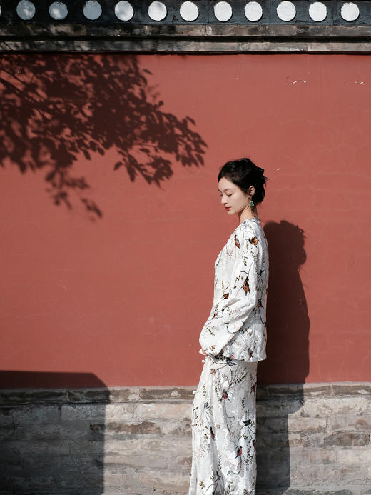 创业大礼包|春燕丝绒对襟外套+春燕丝绒盘扣一步裙+真丝压花圆领女上衣-珍珠白(梅兰竹菊纹样) 商品图4