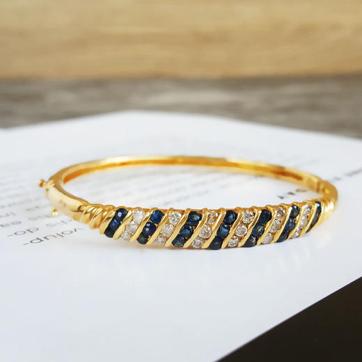 【天然正品】AU750黄金镶钻镶天然蓝宝石宫廷风手镯53.3MM(活扣、贵妃)181124NJM23 现售价：11800 商品图3