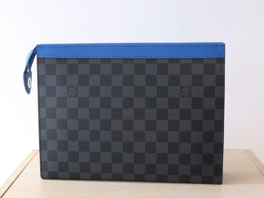 秋冬特惠💰550 原单LV手包 N00088 实拍！ Pochette Voyage MM在Damier Graphite帆布上装饰着鲜艳的蓝色皮革 商品图2