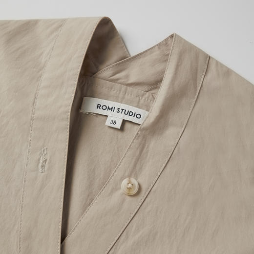 ROMI STUDIO高定品质~休闲轻奢纯色+气质浅卡其V领衬衣T3309 商品图1