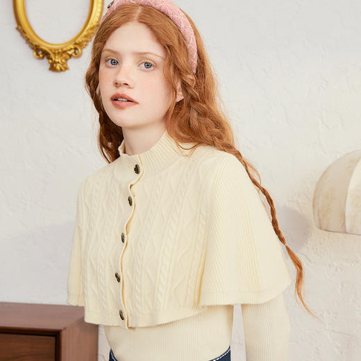 两三事 红莓暮雪 2024冬季新款复古心形纽扣两件套针织衫女 商品图1