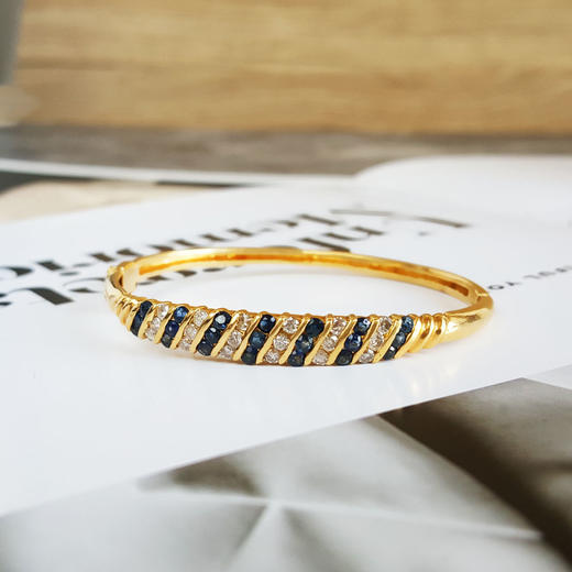 【天然正品】AU750黄金镶钻镶天然蓝宝石宫廷风手镯53.3MM(活扣、贵妃)181124NJM23 现售价：11800 商品图4