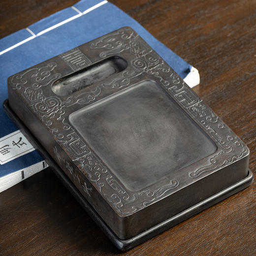 民国 “云壑子”铭夔龙捧寿纹长方端砚（红木天地盖） 商品图2