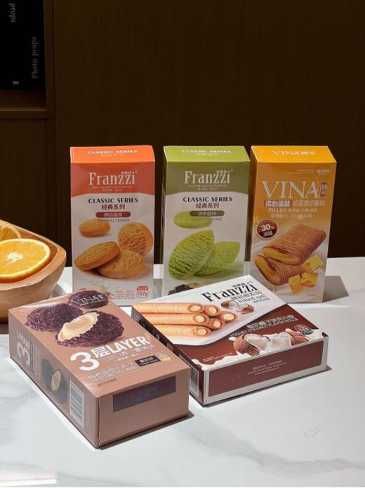 🌟【法丽兹·聚享喜悦礼盒826g】 甜蜜满溢，🌷满载十样美味，💥每一口都是满满的幸福感🔥精致礼盒包装，传递真挚情谊🌿快来把这份喜悦带回家，和家人朋友一起享受这份甜蜜时光吧！ 商品图2