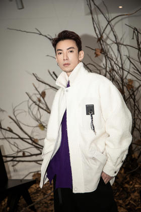 W442173453颗粒绒拼接棉服