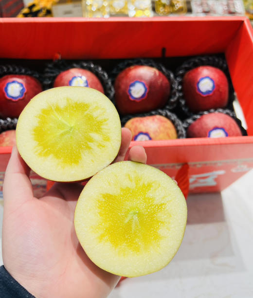 西藏冰糖心苹果，脆甜口感，顺应时节，有的糖心已化，有概率没糖心的情况，但是都好吃，介意勿拍 商品图0