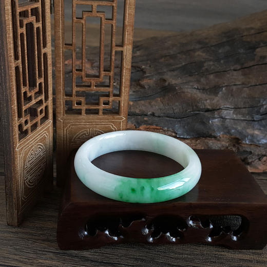 【天然正品】天然精品细腻糯种飘正阳绿55号翡翠手镯011224JJ09 现售价：20800 商品图6