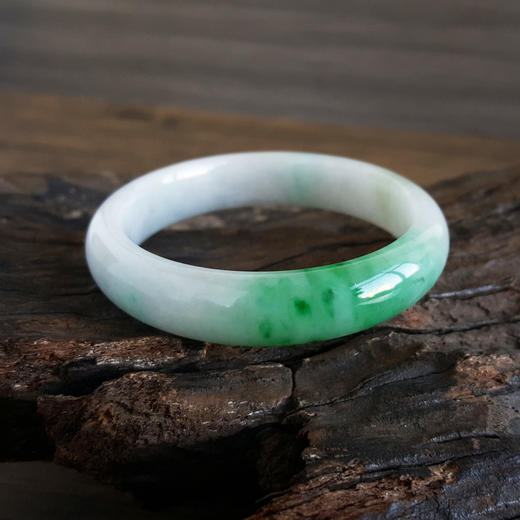 【天然正品】天然精品细腻糯种飘正阳绿55号翡翠手镯011224JJ09 现售价：20800 商品图5