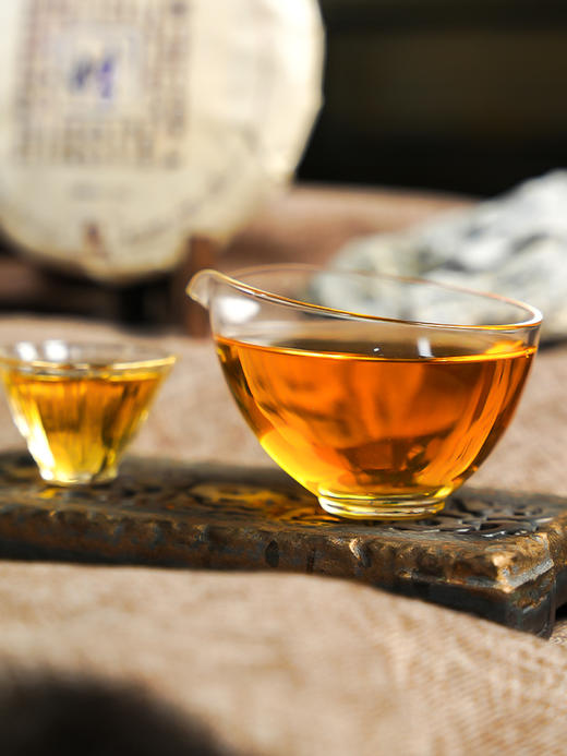 【整提5饼出售】【十二春秋】2013年春茶蛇年生肖贺岁饼十二年陈班章越存越香普洱茶生茶357克/饼 5饼/提 商品图3