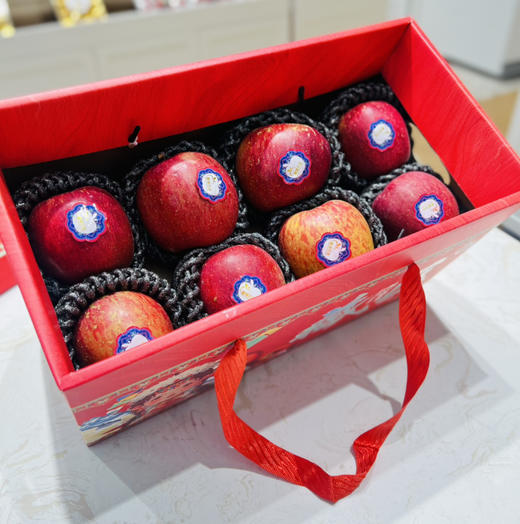 西藏冰糖心苹果，脆甜口感，顺应时节，有的糖心已化，有概率没糖心的情况，但是都好吃，介意勿拍 商品图2