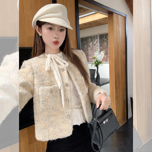 <曾小咸推荐>新品现货秒杀！卖完下架不再补 ！微信粉丝打折价！！杏色小香风短款外套 日常299.99/件 立减140 秒杀159.99/件！！ 商品图3