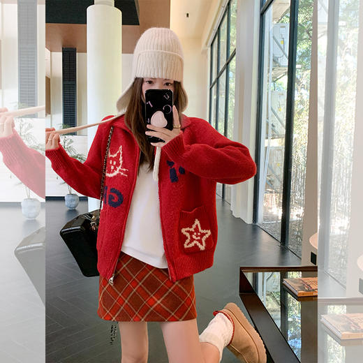 <曾小咸推荐>慵懒设计感红色翻领字母毛衣 商品图0