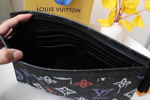 秋冬特惠💰480 原单LV手包 经典POCHETTE VOYAGE 中号手袋 M81803丝印字母 此款手包为 Taïga 皮革和 Monogram 帆布的结合 商品图7