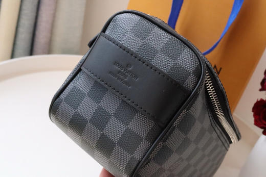 秋冬特惠💰580 原单LV N47625！黑格！盥洗包这款梳妆包采用Damier Graphite帆布制成，极具粗犷气息 商品图3