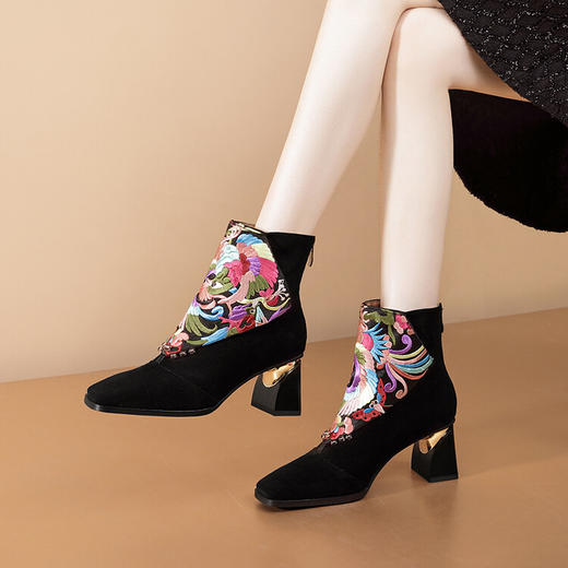 【预售5天】秋冬新款中筒刺绣粗跟马丁靴绣花瘦瘦单靴子翻皮民族风棉靴ALS&2351-1 商品图1