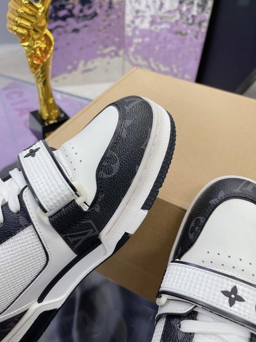 专柜原版购入开发 Louis Vuitton Trainer Sneaker Low 低帮魔术贴板鞋 经典百搭颜值款 什么裤子都可以驾驭，上脚真的非常好看和舒服 满满的高级有一种即低调又土豪的即视感！ 商品图7