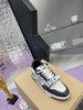 专柜原版购入开发 Louis Vuitton Trainer Sneaker Low 低帮魔术贴板鞋 经典百搭颜值款 什么裤子都可以驾驭，上脚真的非常好看和舒服 满满的高级有一种即低调又土豪的即视感！ 商品缩略图5
