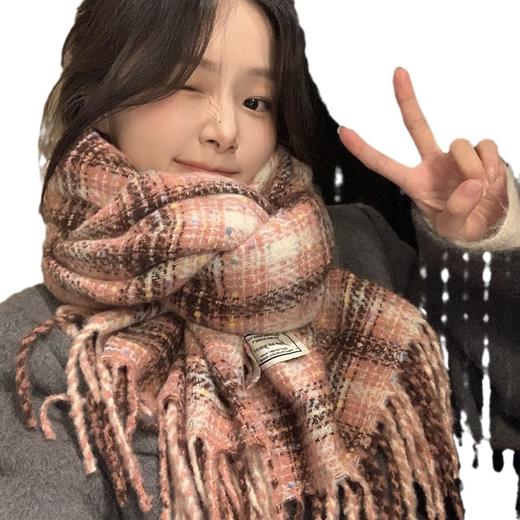 【韩系氛围。秋冬必备】彩虹糖豆围巾，轻盈柔软，映射出童趣的氛围感。它像是一条从魔幻现实中飞出来的围巾，柔和的色彩与清新的设计，为你带来如同童话般的奇妙体验！ 商品图4