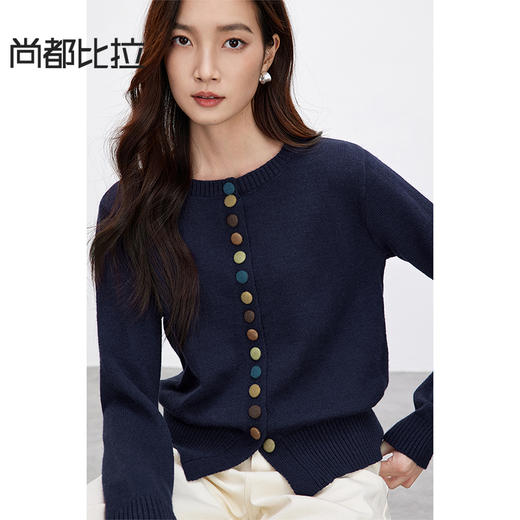 【尚都比拉】时尚优雅圆领毛衣女设计感糖果蘑菇扣显瘦宽松弹力上衣-W51E58709 商品图5