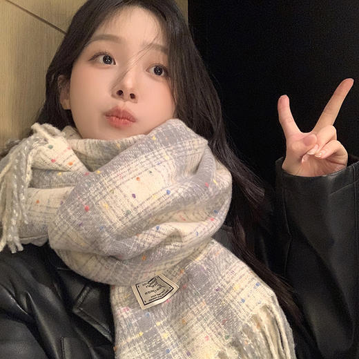 【韩系氛围。秋冬必备】彩虹糖豆围巾，轻盈柔软，映射出童趣的氛围感。它像是一条从魔幻现实中飞出来的围巾，柔和的色彩与清新的设计，为你带来如同童话般的奇妙体验！ 商品图0