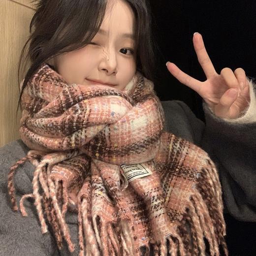 【韩系氛围。秋冬必备】彩虹糖豆围巾，轻盈柔软，映射出童趣的氛围感。它像是一条从魔幻现实中飞出来的围巾，柔和的色彩与清新的设计，为你带来如同童话般的奇妙体验！ 商品图3