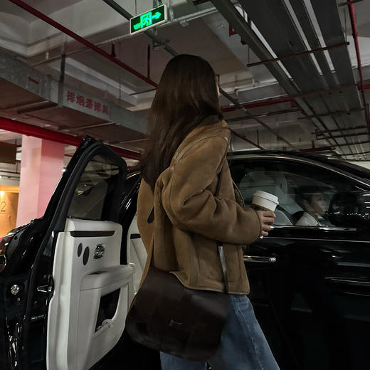 ROMI STUDIO“棕标甄选” 双面穿雾面绒感皮毛一体皮草 RW24WWZ0043 商品图2