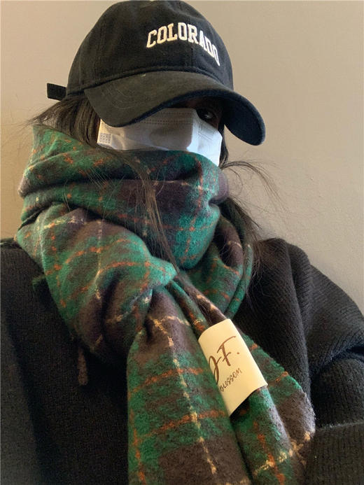 【随心搭配，温柔呵护！】红色格子围巾，温暖如春。时尚百搭，兼备实穿与亮眼显白，唯你与TA的情谊更值人留恋。新年、圣诞礼物必选之一，一份情意满满的惊喜，为她带来氛围感满满的温馨！ 商品图5