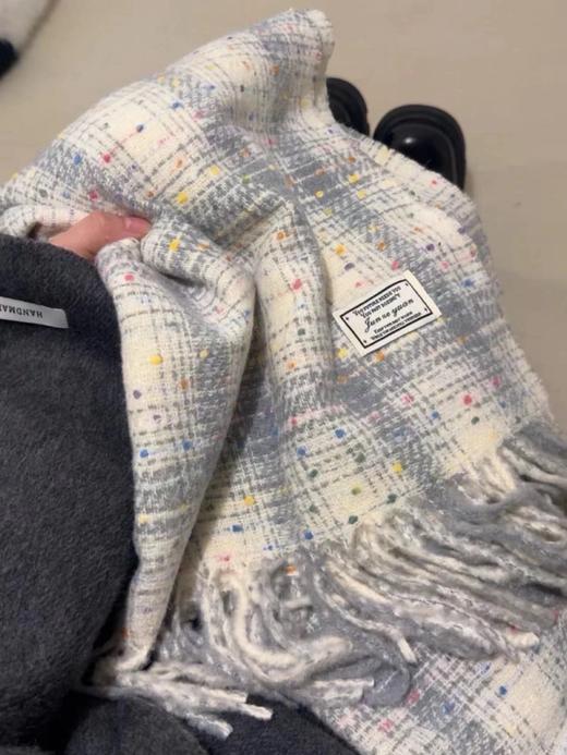 【韩系氛围。秋冬必备】彩虹糖豆围巾，轻盈柔软，映射出童趣的氛围感。它像是一条从魔幻现实中飞出来的围巾，柔和的色彩与清新的设计，为你带来如同童话般的奇妙体验！ 商品图5