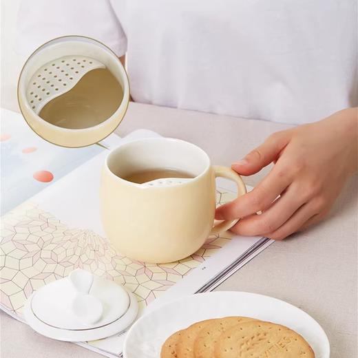 【多样屋专柜】多样屋许愿草茶隔盖杯陶瓷水杯子带盖 草绿300ml 商品图1