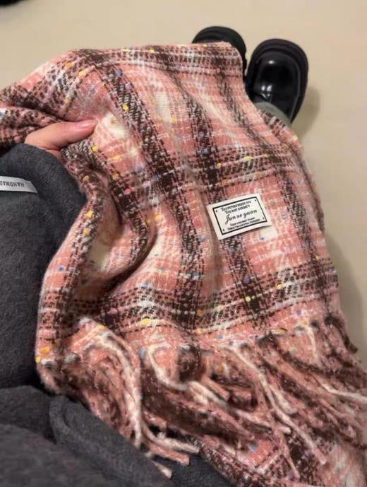 【韩系氛围。秋冬必备】彩虹糖豆围巾，轻盈柔软，映射出童趣的氛围感。它像是一条从魔幻现实中飞出来的围巾，柔和的色彩与清新的设计，为你带来如同童话般的奇妙体验！ 商品图6