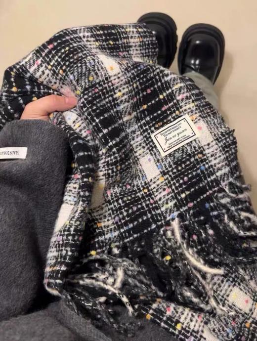 【韩系氛围。秋冬必备】彩虹糖豆围巾，轻盈柔软，映射出童趣的氛围感。它像是一条从魔幻现实中飞出来的围巾，柔和的色彩与清新的设计，为你带来如同童话般的奇妙体验！ 商品图7