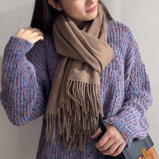 【优雅自然，温润柔美】韩系纯色百搭围巾女，款式新颖，高级感十足的棕色围脖，冬季外搭大披肩，情侣同款。为你的衣橱注入时尚元素！ 商品图0