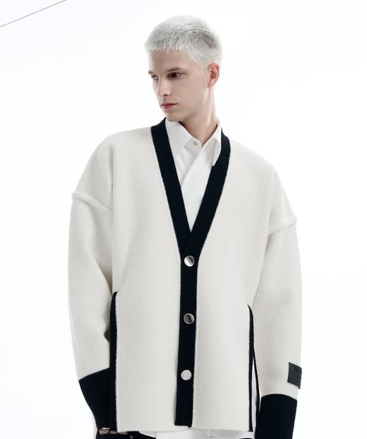 【平台回馈独占】TIWILLTANG启世录“钩玉屿寂”黑白开衩绒感撞色拼接针织开衫外套（微瑕不退不换） 商品图0