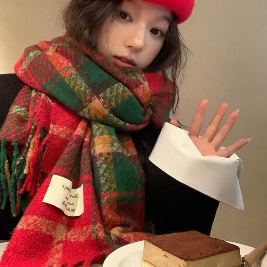 【随心搭配，温柔呵护！】红色格子围巾，温暖如春。时尚百搭，兼备实穿与亮眼显白，唯你与TA的情谊更值人留恋。新年、圣诞礼物必选之一，一份情意满满的惊喜，为她带来氛围感满满的温馨！ 商品图3