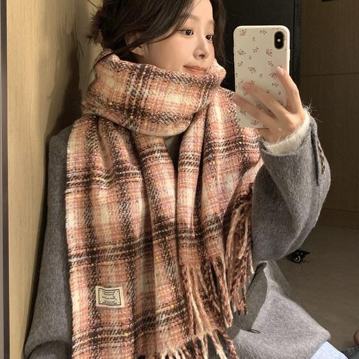 【韩系氛围。秋冬必备】彩虹糖豆围巾，轻盈柔软，映射出童趣的氛围感。它像是一条从魔幻现实中飞出来的围巾，柔和的色彩与清新的设计，为你带来如同童话般的奇妙体验！ 商品图2