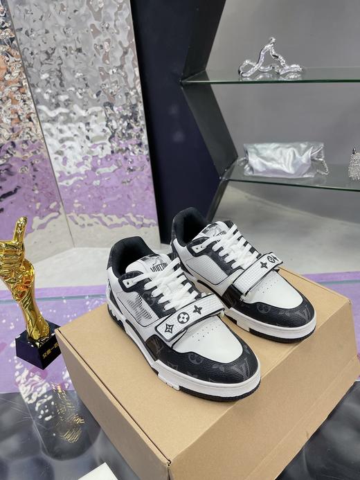 专柜原版购入开发 Louis Vuitton Trainer Sneaker Low 低帮魔术贴板鞋 经典百搭颜值款 什么裤子都可以驾驭，上脚真的非常好看和舒服 满满的高级有一种即低调又土豪的即视感！ 商品图1