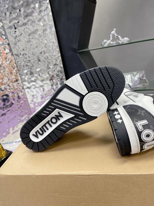 专柜原版购入开发 Louis Vuitton Trainer Sneaker Low 低帮魔术贴板鞋 经典百搭颜值款 什么裤子都可以驾驭，上脚真的非常好看和舒服 满满的高级有一种即低调又土豪的即视感！ 商品图8