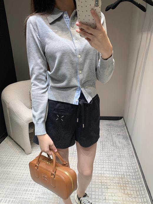 缪缪24FW秋冬新款Holiday假日字母logo灰色polo领针织开衫（UY*DQJB) 商品图1