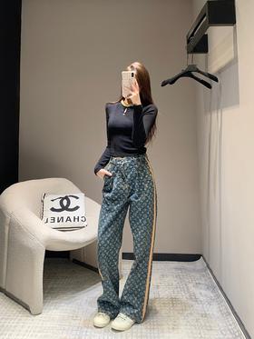 驴家24FW秋冬新款侧边饰带满印老花牛仔裤（UY*DQJB）